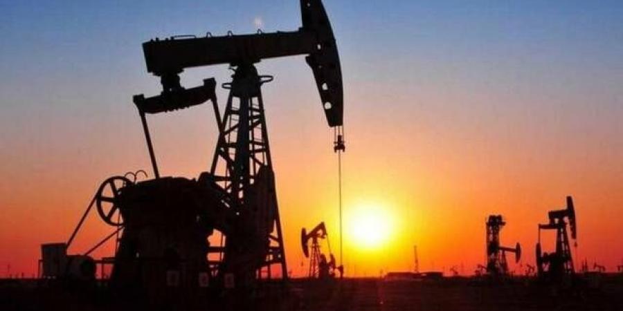 النفط يصعد بنهاية التعاملات بدعم من تهديدات أمريكية وتقلص إمدادات فنزويلا