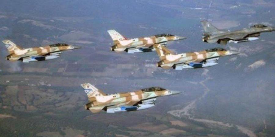طيران الاحتلال الإسرائيلي يقصف خيمة تؤوي نازحين في دير البلح