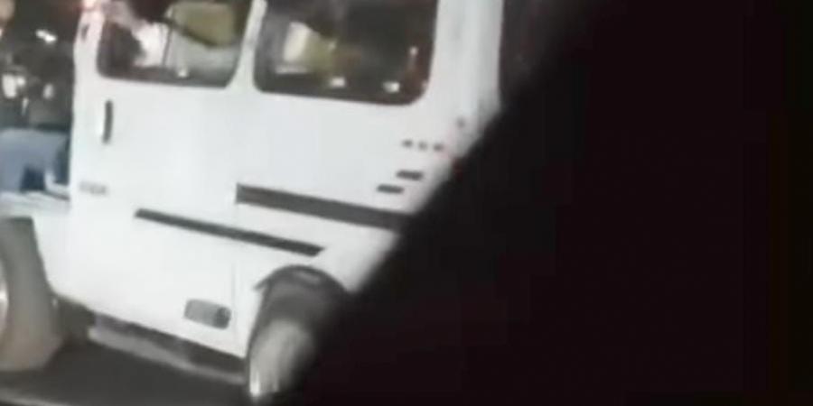 تداول فيديو لعدد من الأشخاص داخل سيارة يشهرون بالأسلحة البيضاء وسط طريق بلبيس ـ السلام