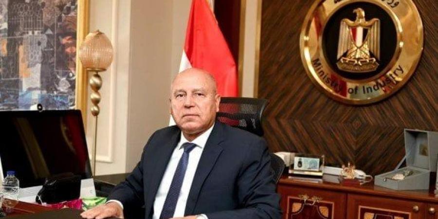 كامل الوزير: «محدش قال لعمال بلبن يرفعوا صورة الرئيس أو العلم»