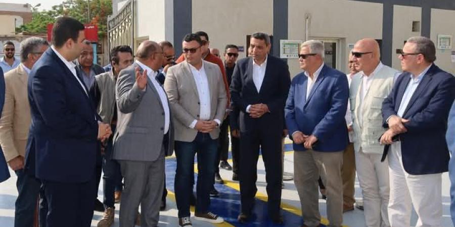 وزير الإسكان ومحافظ السويس يتفقدان محطتي زرب 1 و2 بحي السويس 