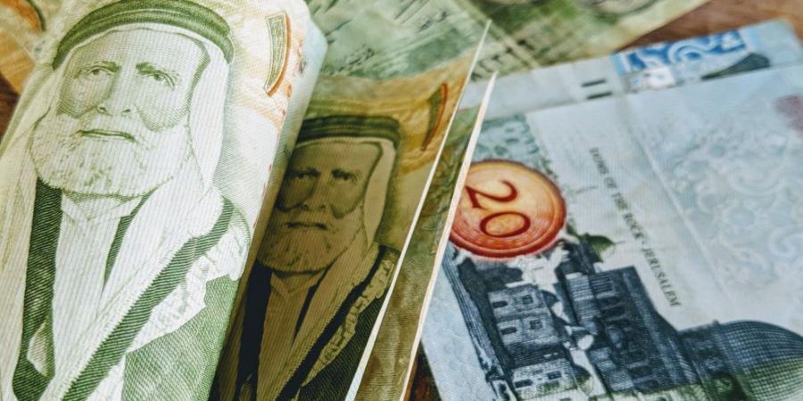 استطلاع رأي: 29% من الأردنيين يرون أن على الحكومة الحد من الفقر ومعالجة البطالة