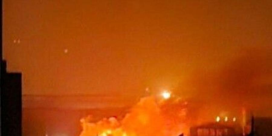 اندلاع حريق ضخم قرب محطة للطاقة في مدينة كراج الإيرانية بسبب الرياح القوية