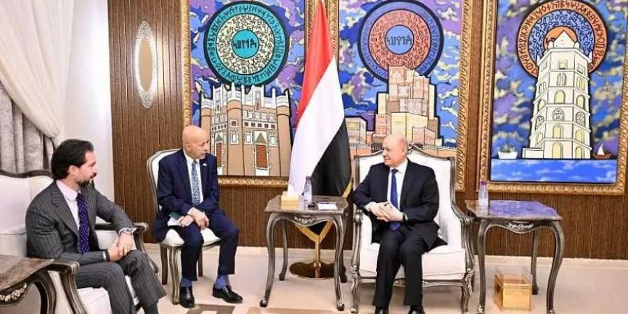 الرئيس العليمي يبحث مع القائم بأعمال السفير الأمريكي التصعيد الحوثي والدعم الاقتصادي لليمن