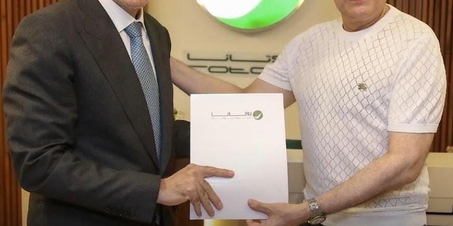 شركة روتانا تعلن تعاقدها مع حكيم.. تفاصيل