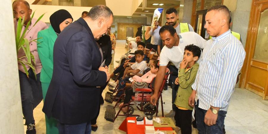 محافظ أسيوط يسلم كراسي متحركة وسماعات طبية للأطفال من ذوي الإعاقة