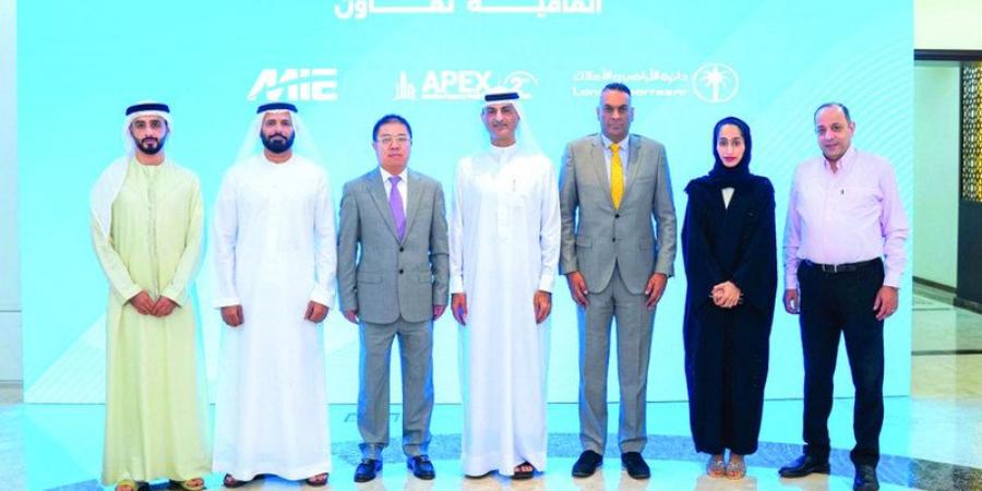«أراضي دبي» تروج لعقارات الإمارة في «APEX» بميامي