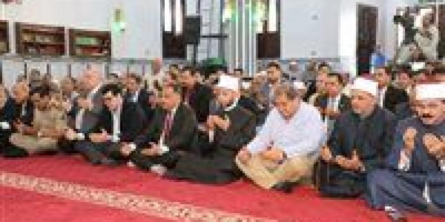 وزير الأوقاف ومحافظ الشرقية يؤديان صلاة الجمعة بمسجد الدكتور عبد الحليم محمود شيخ الأزهر الأسبق