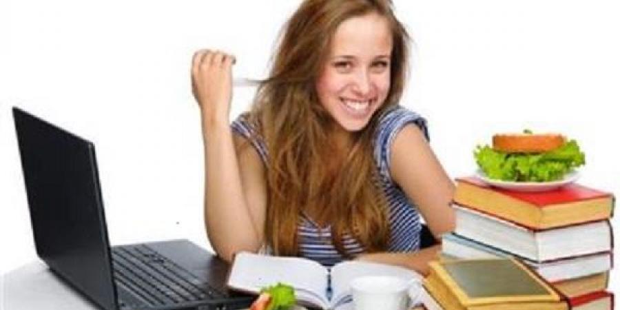أطعمة ومشروبات مغذية تعزز طاقة طلاب استعدادًا للامتحانات