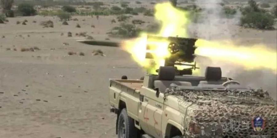 إحراق طقم حوثي محملًا بالمسلحين والذخائر غربي اليمن