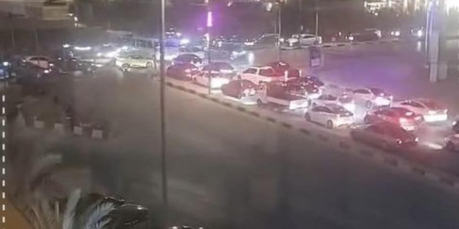 تعطل متكرر لإشارة مرورية يربك الحركة في أحد شوارع إربد الحيوية - فيديو