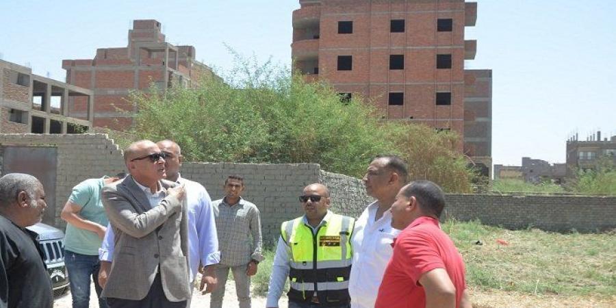 محافظ الأقصر يتفقد أعمال فتح أكبر شارع بمنطقة حوض 18
