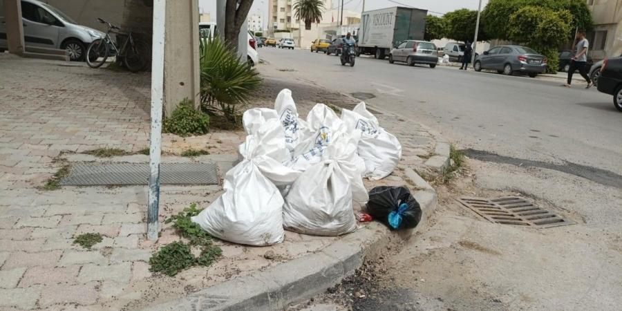 صفاقس: بعد حملة نظافة وازالة الاتربة عن الطريق هل نسيت البلدية أكياسها؟