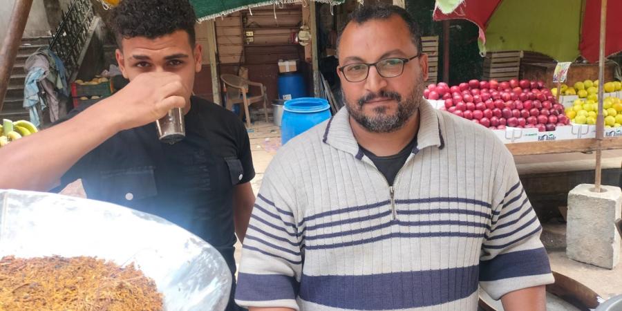 مهنة الأجداد منذ 30 عاماً.. حكاية «إيهاب» أشهر بائع عرقسوس وتمر هندي بأسواق الشرقية
