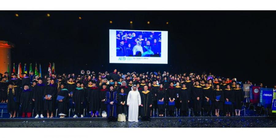 منصور بن محمد يشهد تخريج الدفعة 28 من الجامعة الأميركية في دبي