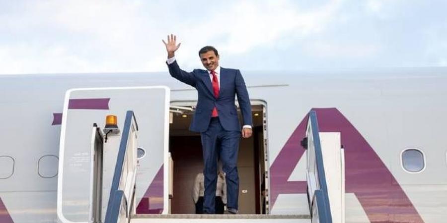 أمير قطر يُغادر إلى السعودية