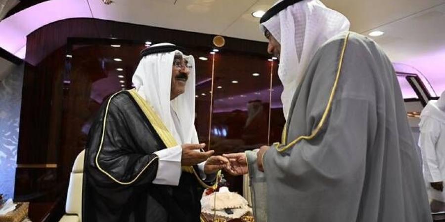 أمير الكويت يُغادر إلى السعودية