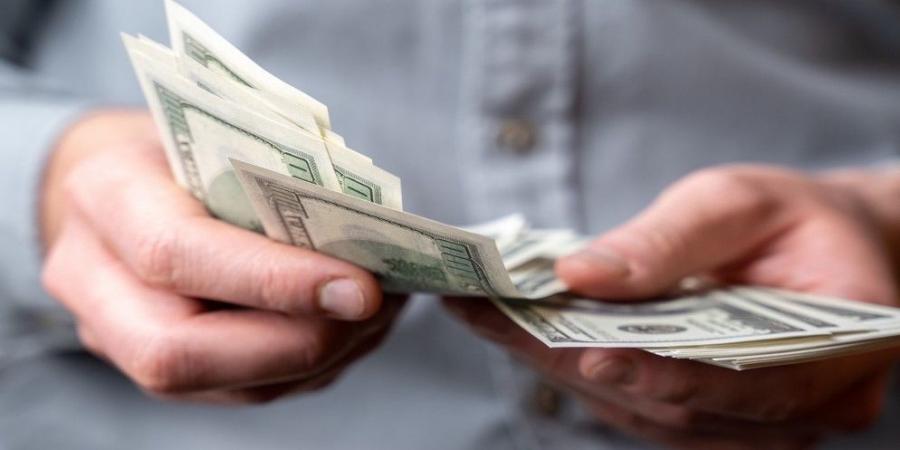 الدولار يستقر مع دعم تطورات التجارة