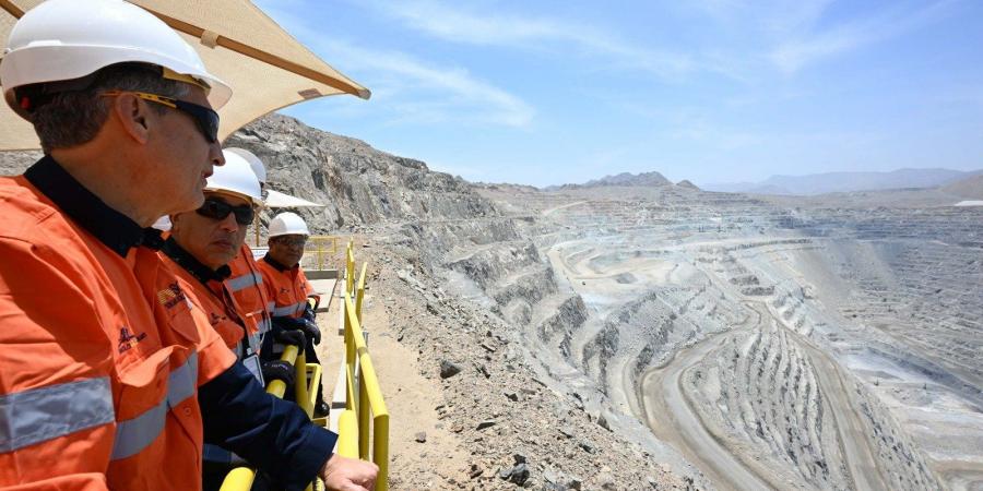 رئيس الوزراء يتفقد أعمال المنجم المفتوح من أعلى قمة الجبل بـ"السكرى"