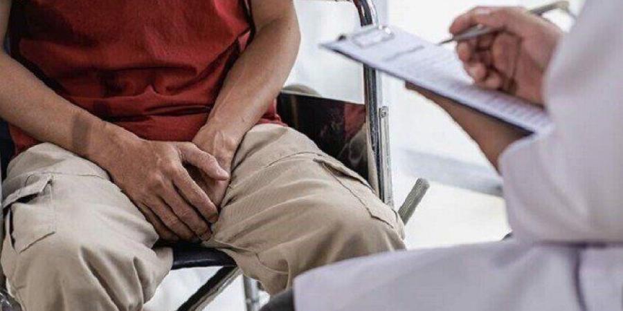 تحذير طبي.. وضع الهاتف في جيب البنطال قد يهدد خصوبة الرجال