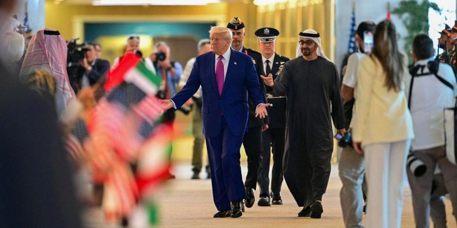 محمد بن زايد في مقدمة مستقبليه.. ترامب يصل إلى الإمارات