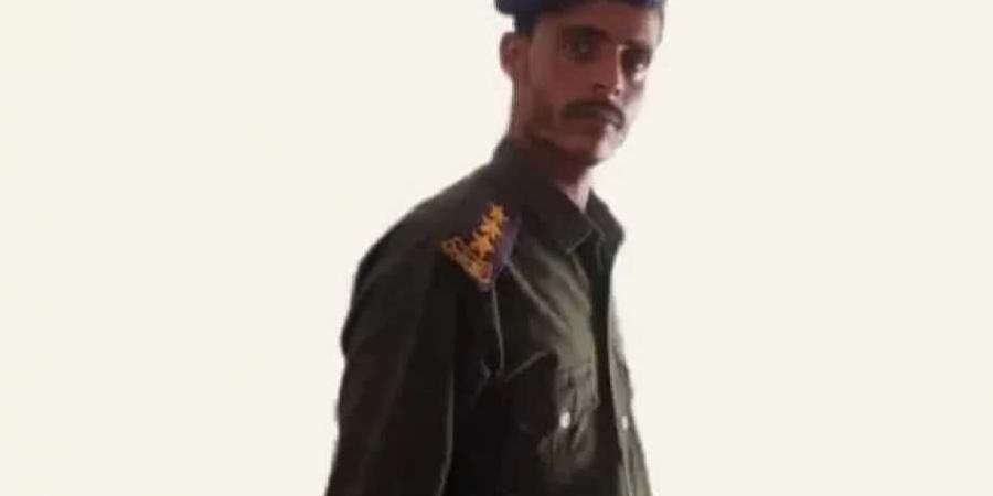 عنصر حوثي يحرق بائع ‘‘خمير’’ ويركل الزيت الحار على جسده (فيديو)