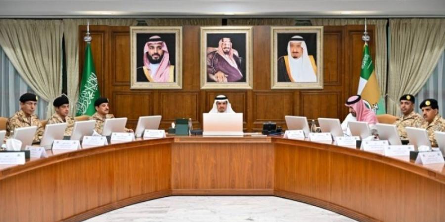 نائب وزير الحرس الوطني يجتمع مع القيادات العسكرية بالوزارة