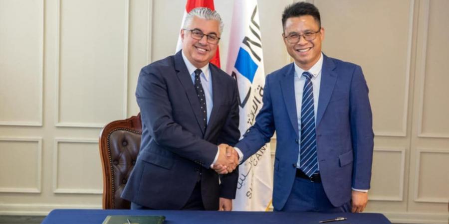 رئيس اقتصادية قناة السويس يُوقع عقدين لمشروعين بالقنطرة غرب