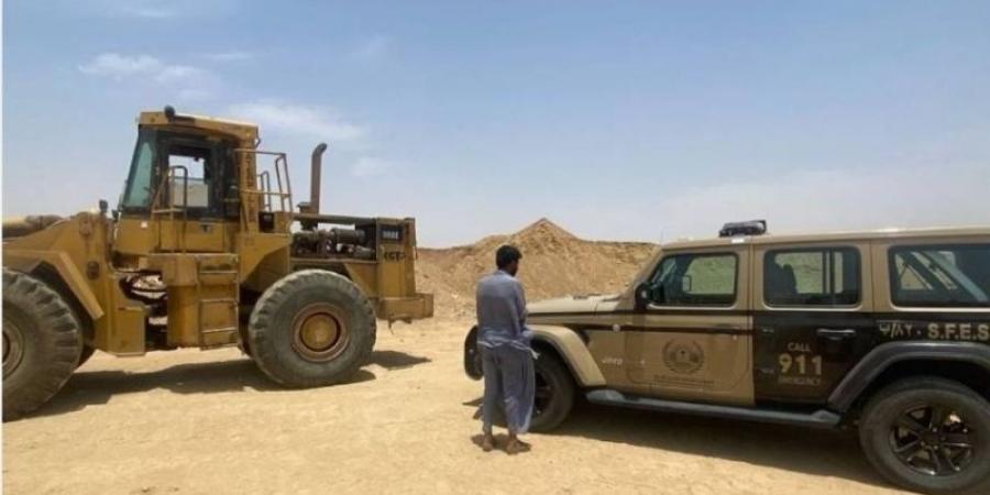ضبط مقيم خالف نظام البيئة باستغلال الرواسب في منطقة المدينة