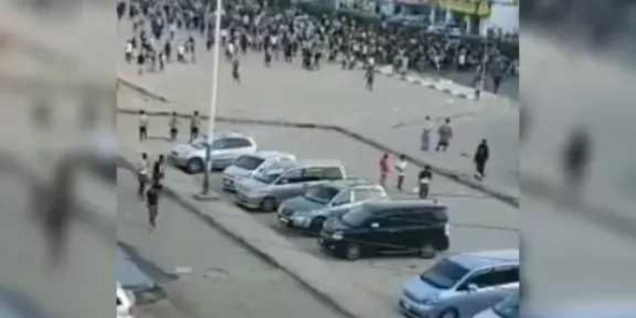 الانتقالي يطلق النار في محاولة فاشلة لقمع مظاهرة شعبية غاضبة في عدن ”فيديو”