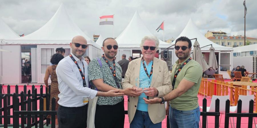 جناح مهرجان القاهرةالسينمائي يفوز بجائزةأفضل جناح في سوق كان السينمائي