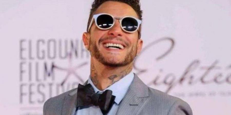 الفنان أحمد الفيشاوي يرد بحدة على منتقدي مظهره: «اخرس يا اللي مبتفهمش»