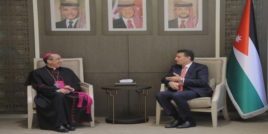 رئيس مجلس النواب يلتقي المطران إياد الطوال مهنئا بتعيينه مطرانا للبطريركية اللاتينية في الأردن