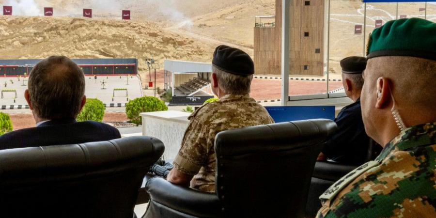 الملك يتابع تمرينا أمنيا باستخدام التكنولوجيا والطائرات المسيّرة والروبوتات