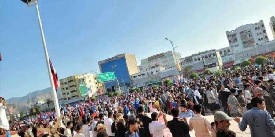 توترات في ساحة العروض بين المتظاهرين وقوات الأمن.. والناشط أحمد الرقب يروي التفاصيل