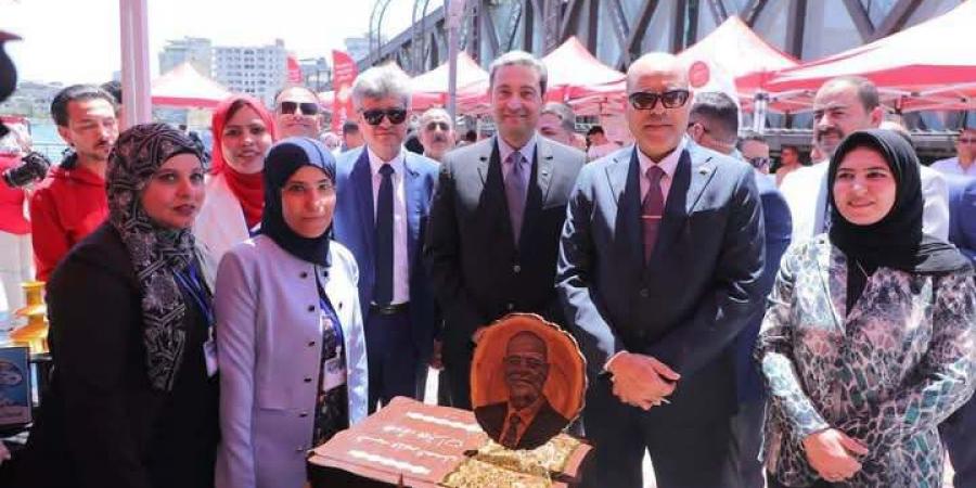 وزير العمل ومحافظ دمياط يتفقدان معرض الحلويات ومنتجات الألبان