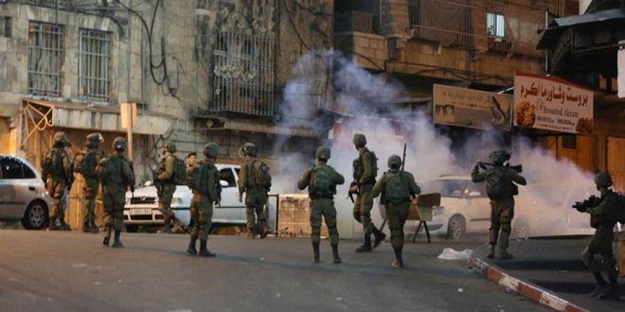 إصابة عشرات الفلسطينيين بالاختناق خلال اقتحام الاحتلال قرية اللبن