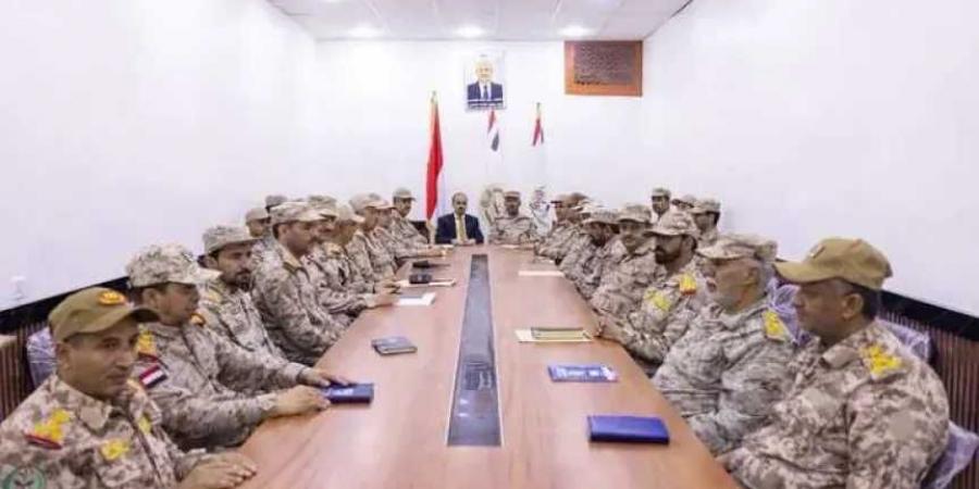 ”وزير الإعلام يؤكد دعم القيادة للجيش الوطني ويصفه بالدرع الحصين للجمهورية”