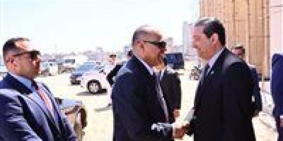 محافظ دمياط يستقبل وزير العمل فى مستهل زيارته للمحافظة ويناقشان مخطط إطلاق فرص تدريبية بالمجان لتأهيل الشباب لسوق العمل