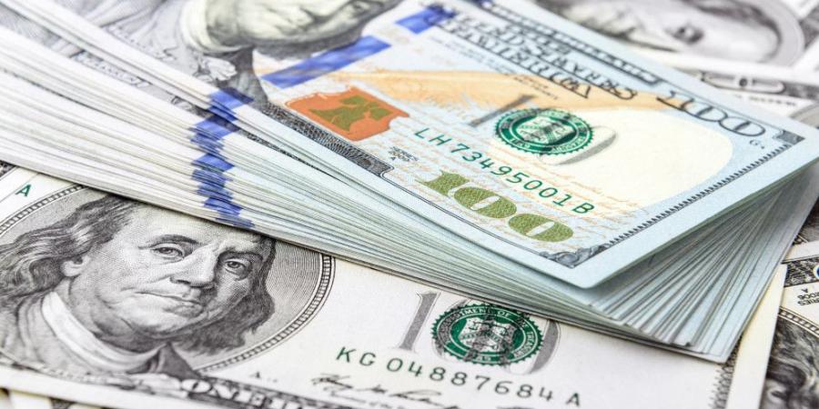 تراجع طفيف للدولار بعد تخفيض التصنيف الائتماني للولايات المتحدة
