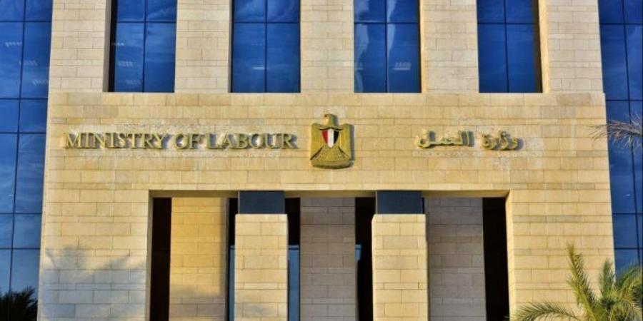 وزارة العمل تعلن فرص عمل جديدة فى الصيدليات برواتب تصل لـ9400 جنيها