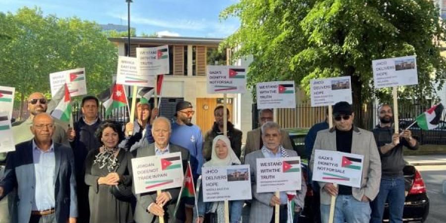 وقفة احتجاجية أمام "ميدل إيست آي" رفضاً لتقارير كاذبة بحق الهيئة الخيرية