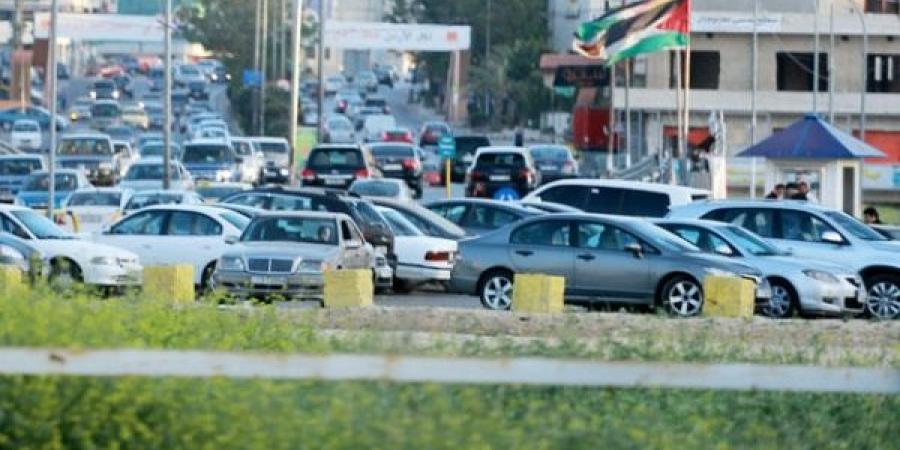 بالفيديو .. مواطن يتعرض للتهديد من قبل عامل "فاليت" .. "إذا ما بدك تدفع بترجع تلاقي سيارتك مكسّرة"