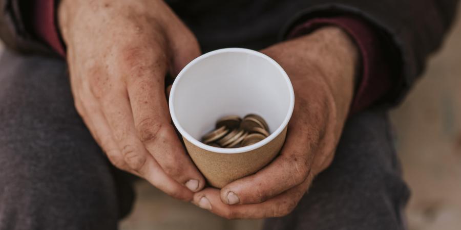 مكافحة التسول تضبط شخصًا بحوزته 752 دينارًا في إربد