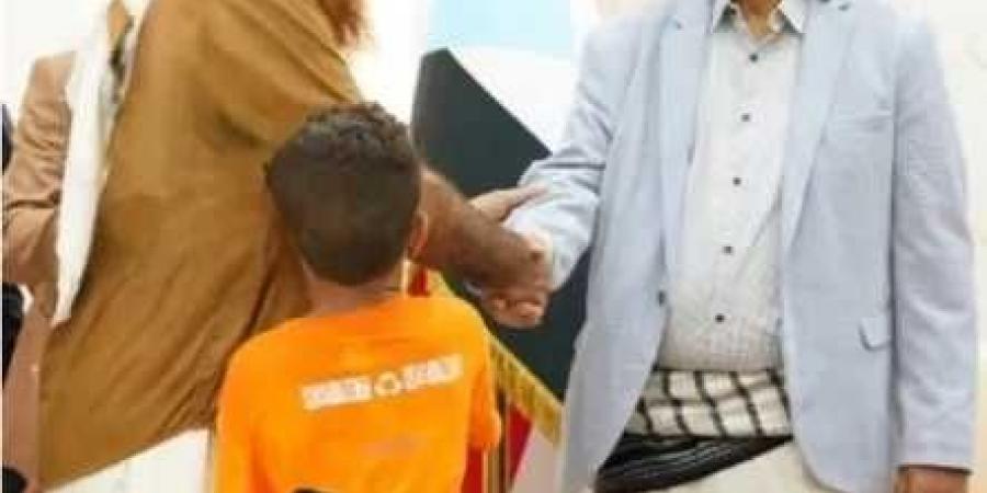 داعية سلفي يدعو ‘‘الزبيدي’’ للضرب بيد من حديد ضد المتظاهرين في عدن والمحافظات الجنوبية (فيديو)