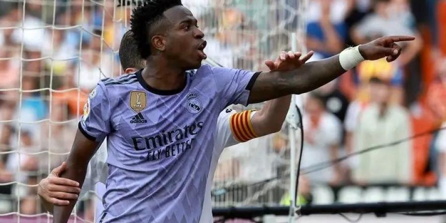 السجن لـ 5 مشجعين أهانوا لاعب ريال مدريد فينيسيوس.. "جريمة كراهية"