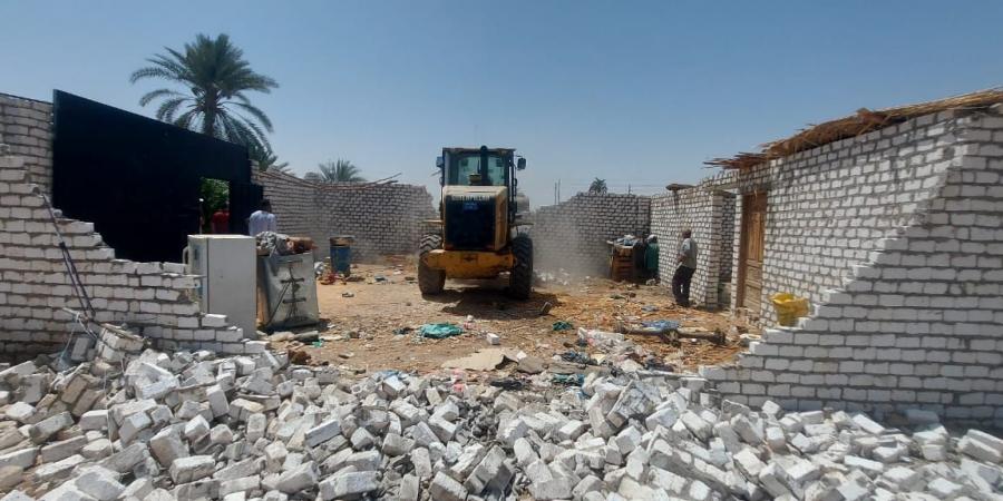 إسترداد ٣٩١ فدان غير مستوفى وإزالة ١٢ حالة تعدى بأرمنت بالاقصر