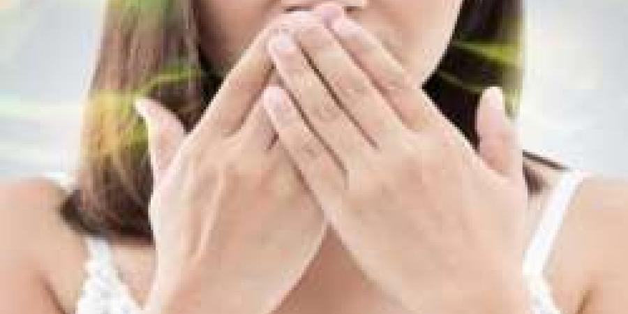 بالفيديو.. شاهد أسباب رائحة الفم الكريهة مختص يوضح بالتفصيل