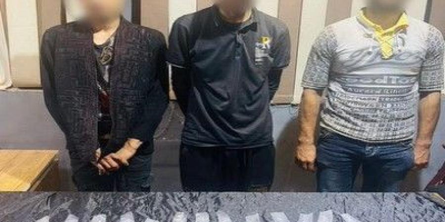 ضبط 3 أشخاص بعد ظهور اثنين منهم تحت تأثير المخدرات داخل أتوبيس با