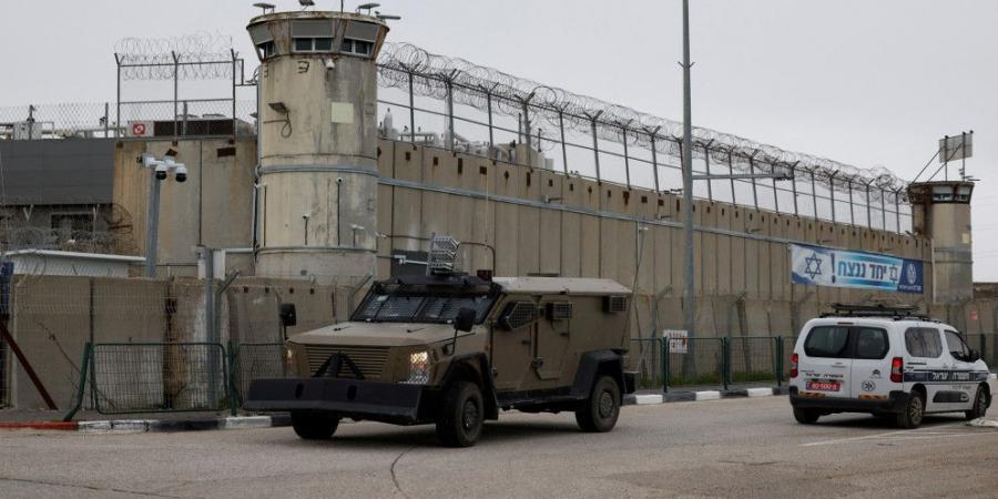 الاحتلال الإسرائيلي يعتقل 10 فلسطينيين في بيتونيا ومخيم الجلزون